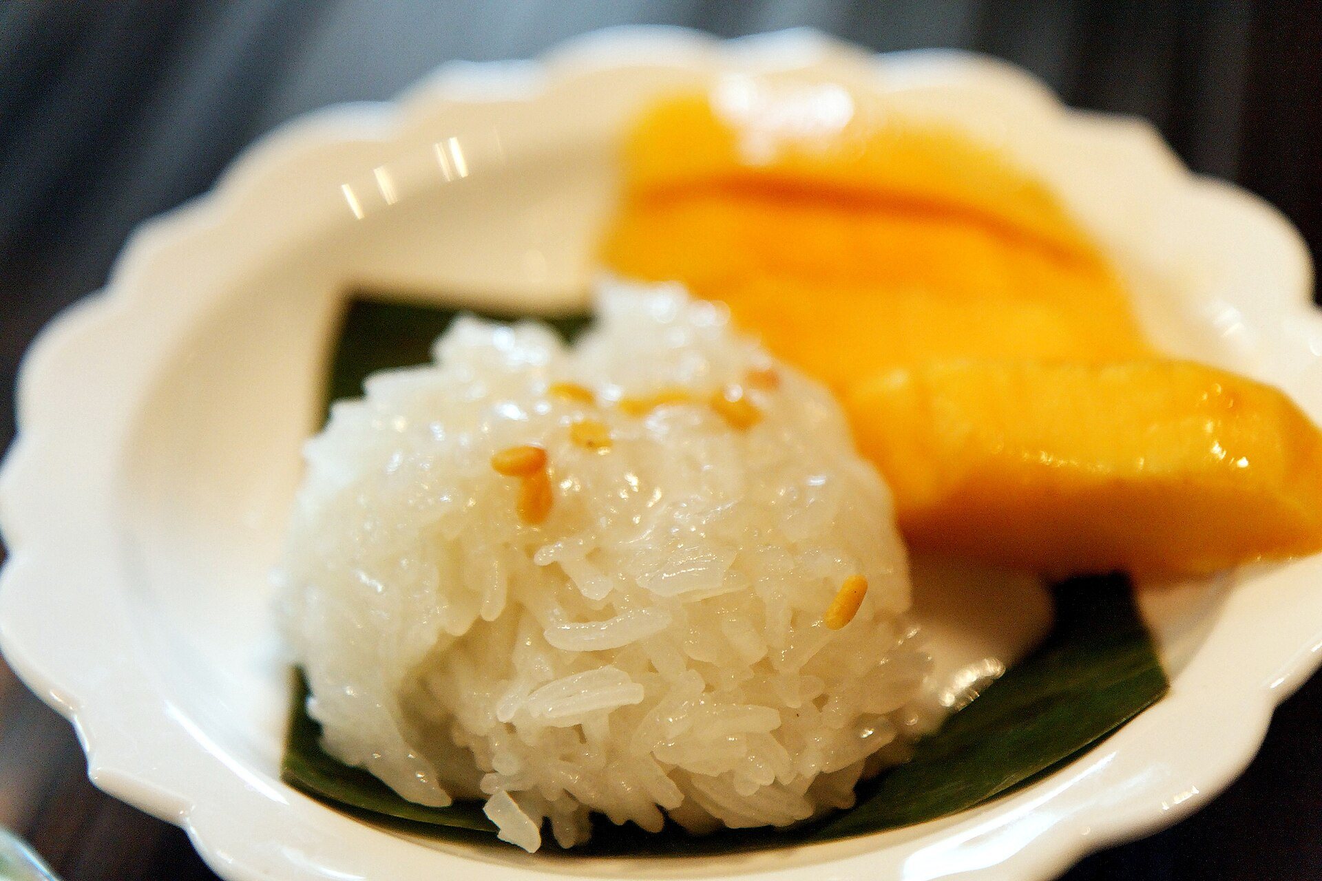 Thai mango sticky rice with ripe mango slices on a banana leaf
